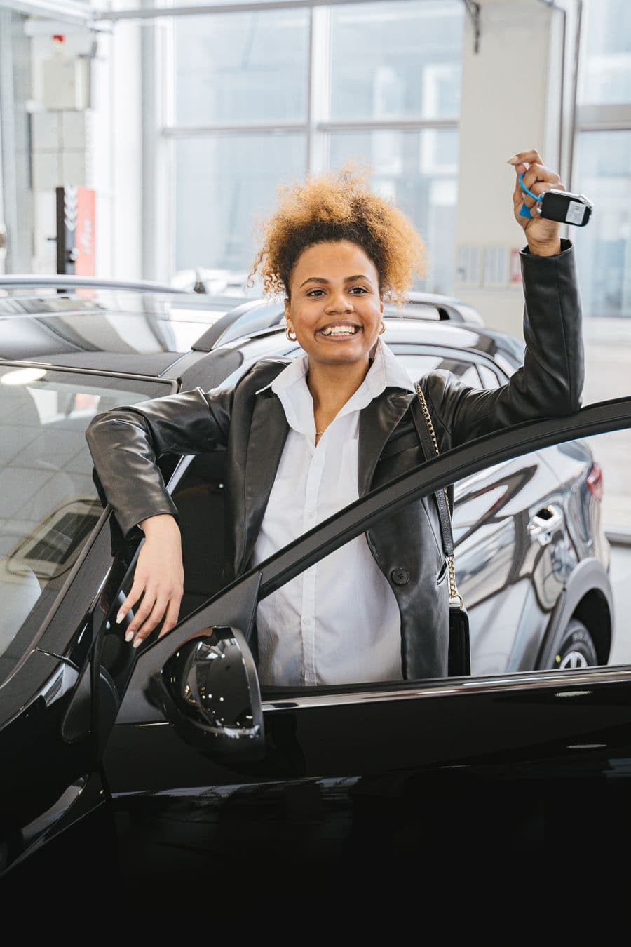 Femme heureuse tenant les clés de sa nouvelle voiture