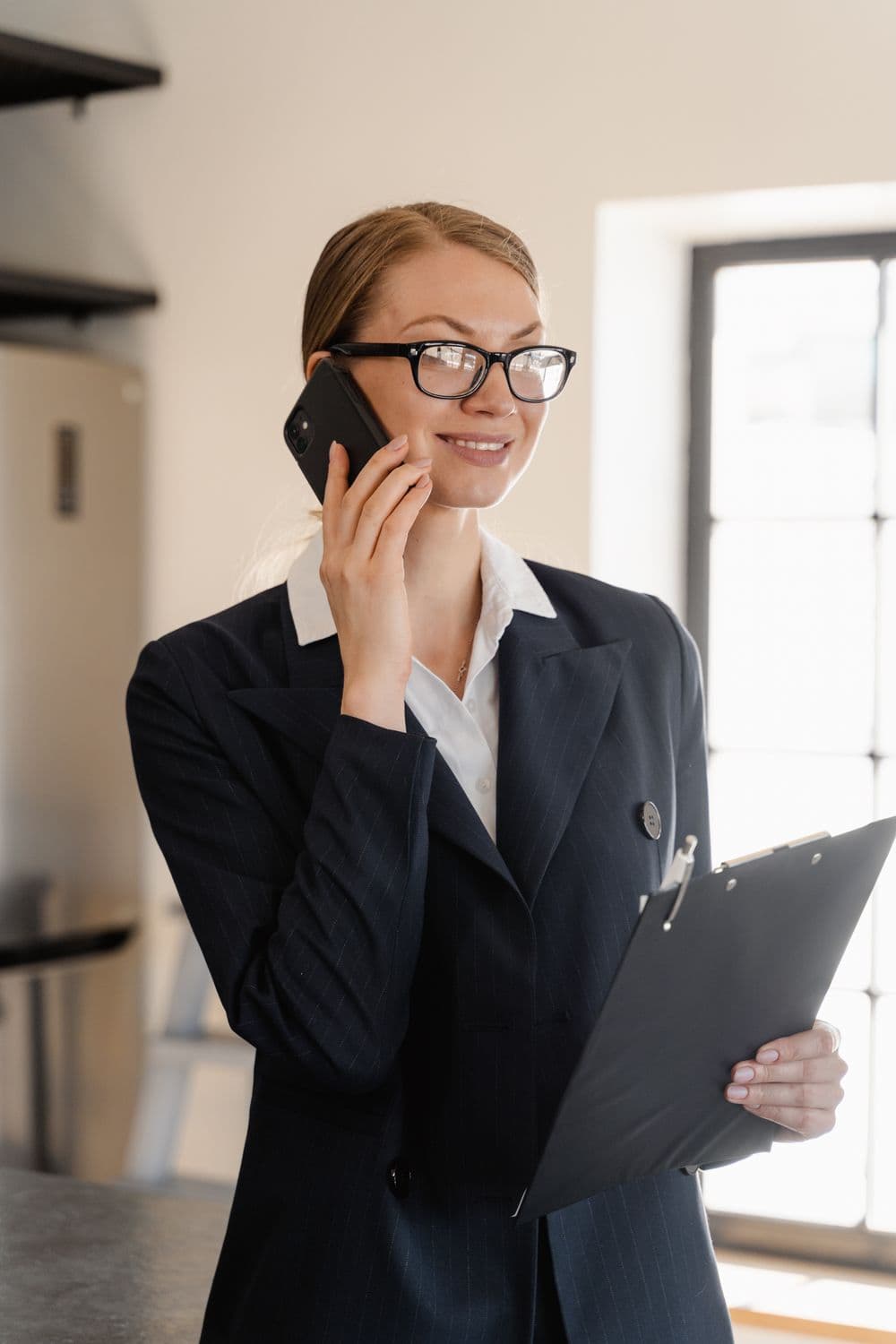 Conseillère en assurance au téléphone avec un client